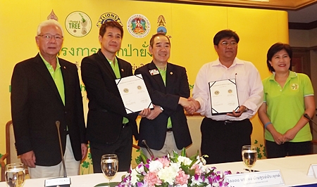 Lions Club International President (2011-12) Dr. Wing Kun-Tam (centre), accompanied by Past Lions Clubs International President Kajit Habanananda (left) were in Pattaya recently to witness the signing of a Memorandum of Understanding (MOU) between Lions District 310C headed by District Governor Banchong Bunthoonprayuk (2nd left) and Kittisak Sripadpha (2nd right), chief of Khao Khiao-Khao Chom Phu Wildlife Sanctuary for their joint ‘I planted a tree’ project to commemorate the 7th cycle of HM the King’s birthday. The project’s mission is to plant more than one million trees within 5 years. At right is Lion Siphawan Siripichaipornhom, District 310C secretary.